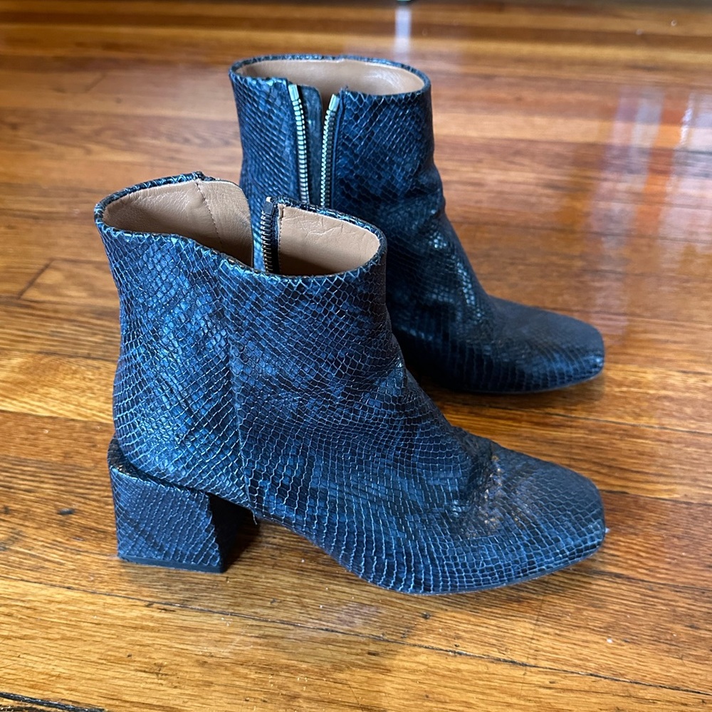 LoQ Lazaro blue leather ankle boot